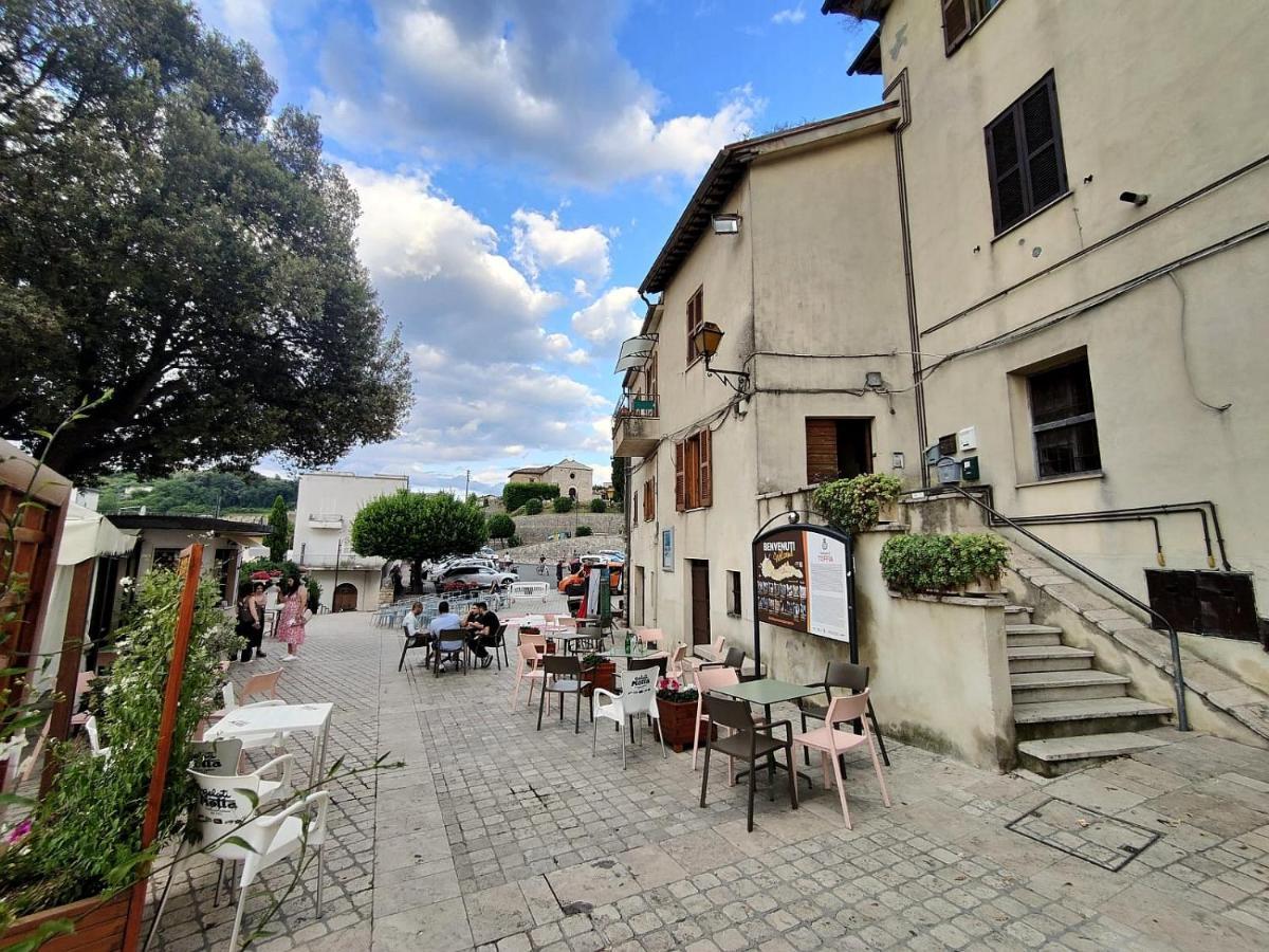La Casa In Piazza Apartman Toffia Kültér fotó