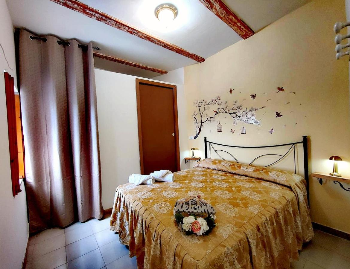 La Casa In Piazza Apartman Toffia Kültér fotó
