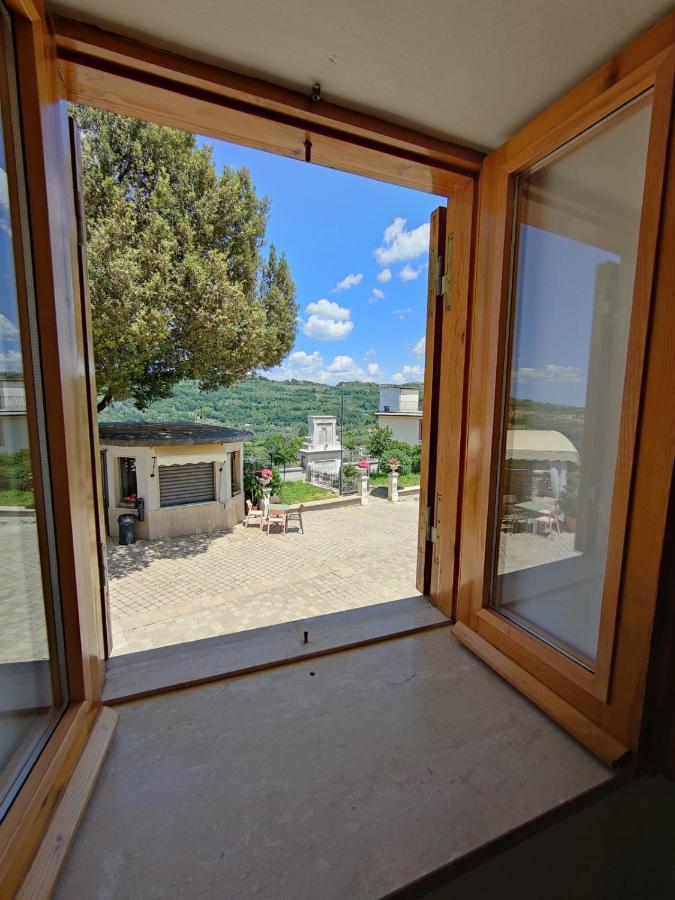 La Casa In Piazza Apartman Toffia Kültér fotó