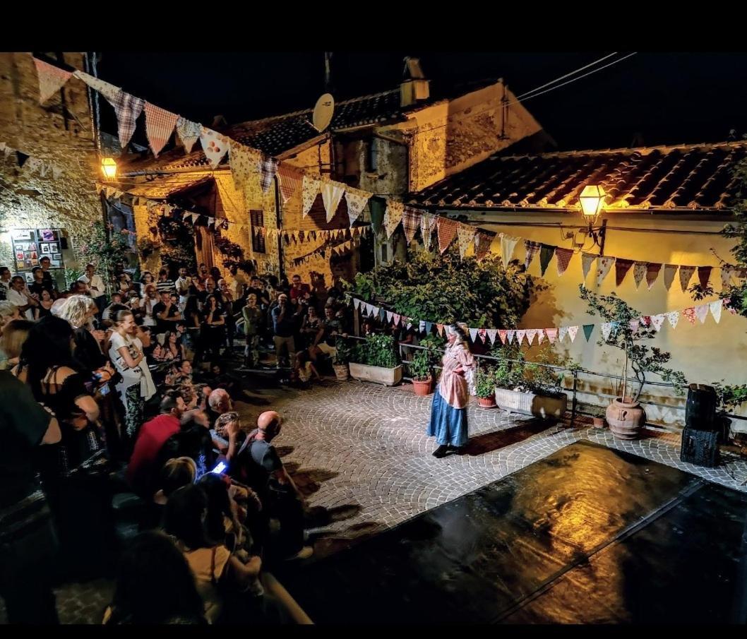 La Casa In Piazza Apartman Toffia Kültér fotó