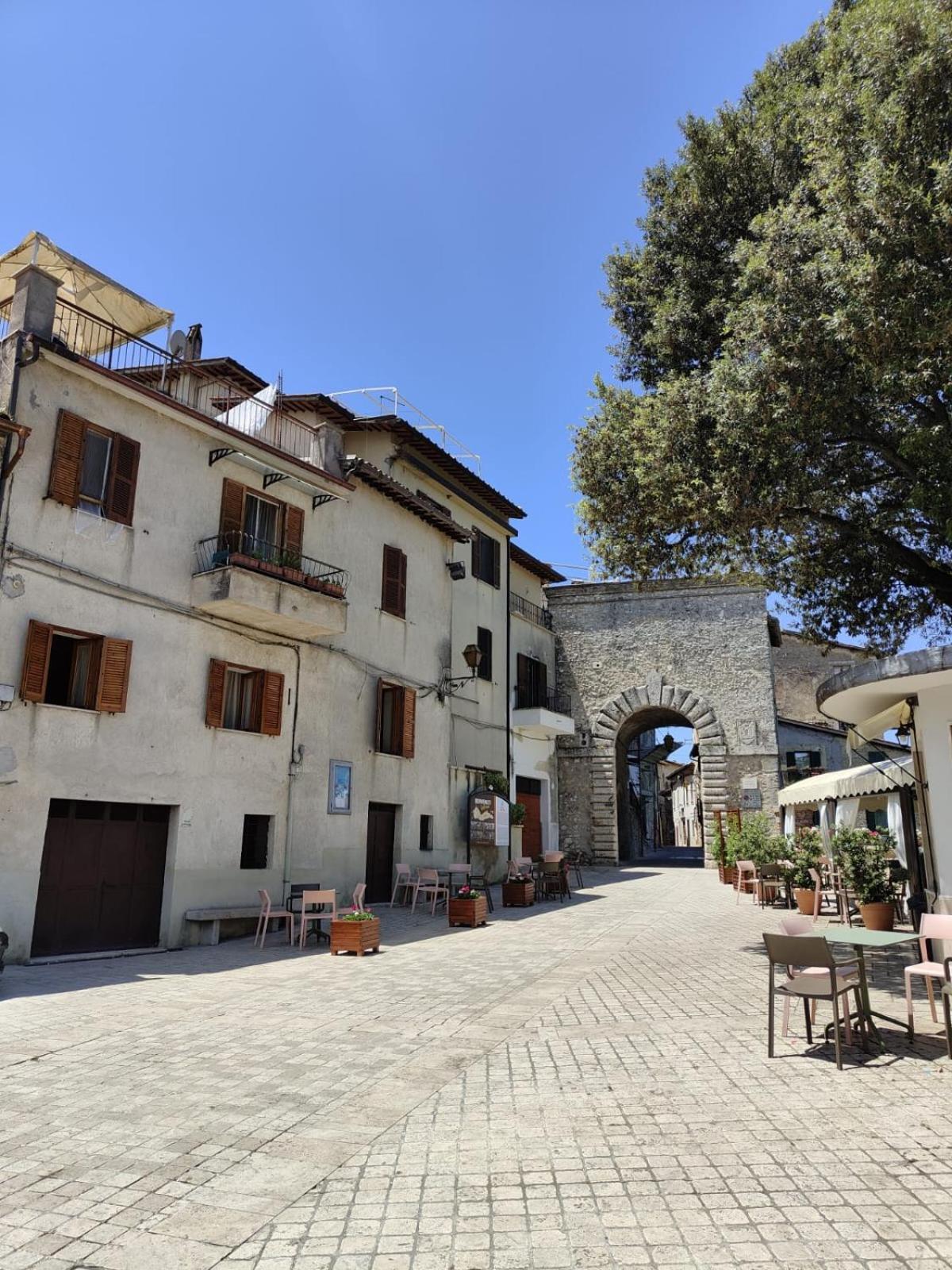 La Casa In Piazza Apartman Toffia Kültér fotó