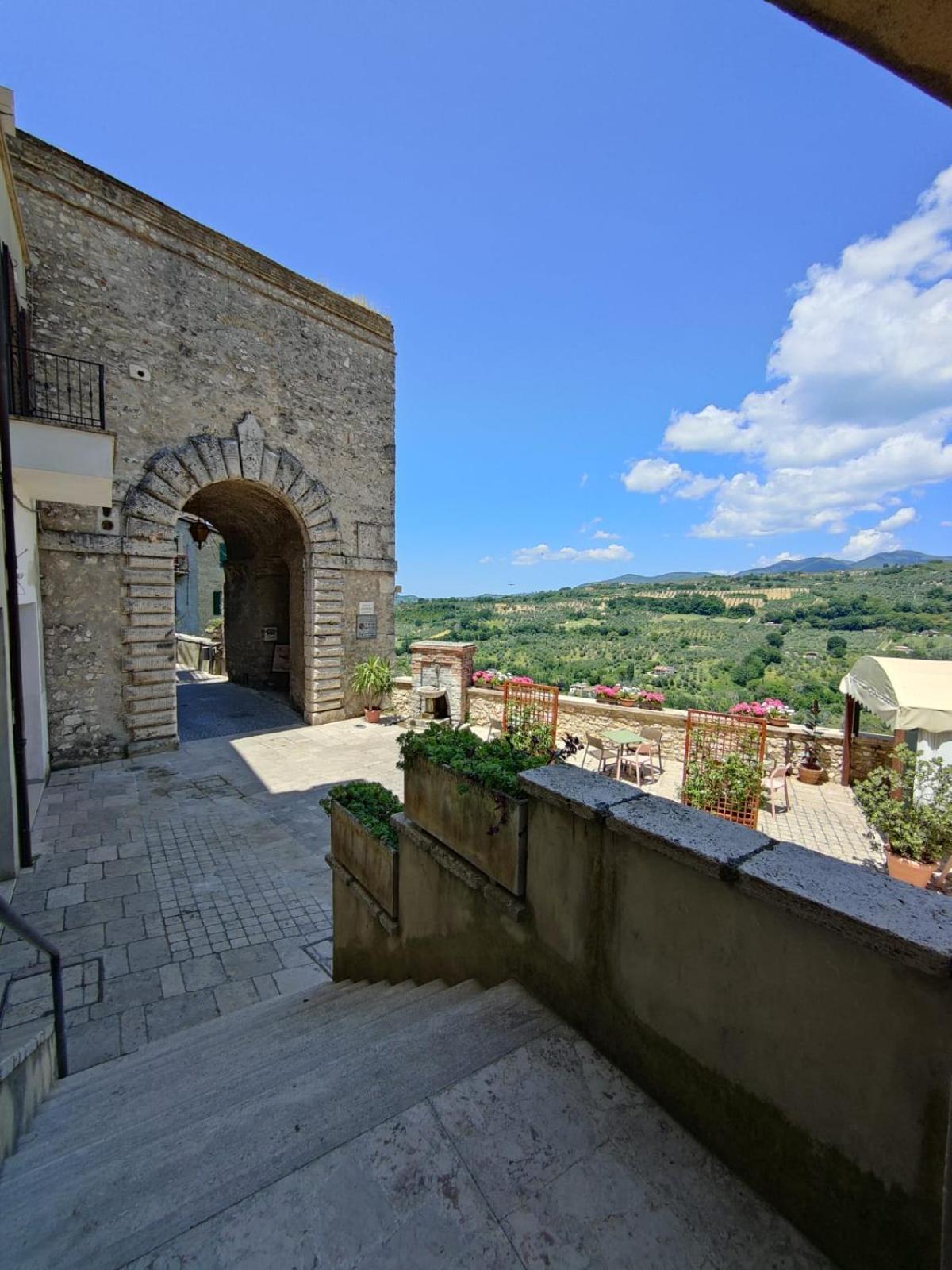 La Casa In Piazza Apartman Toffia Kültér fotó