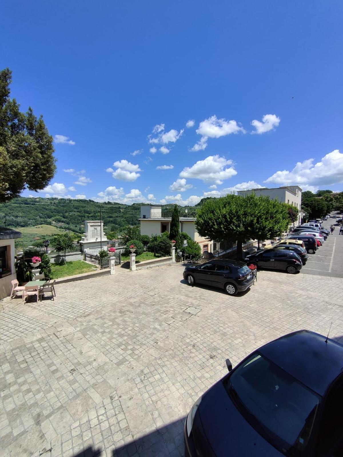 La Casa In Piazza Apartman Toffia Kültér fotó